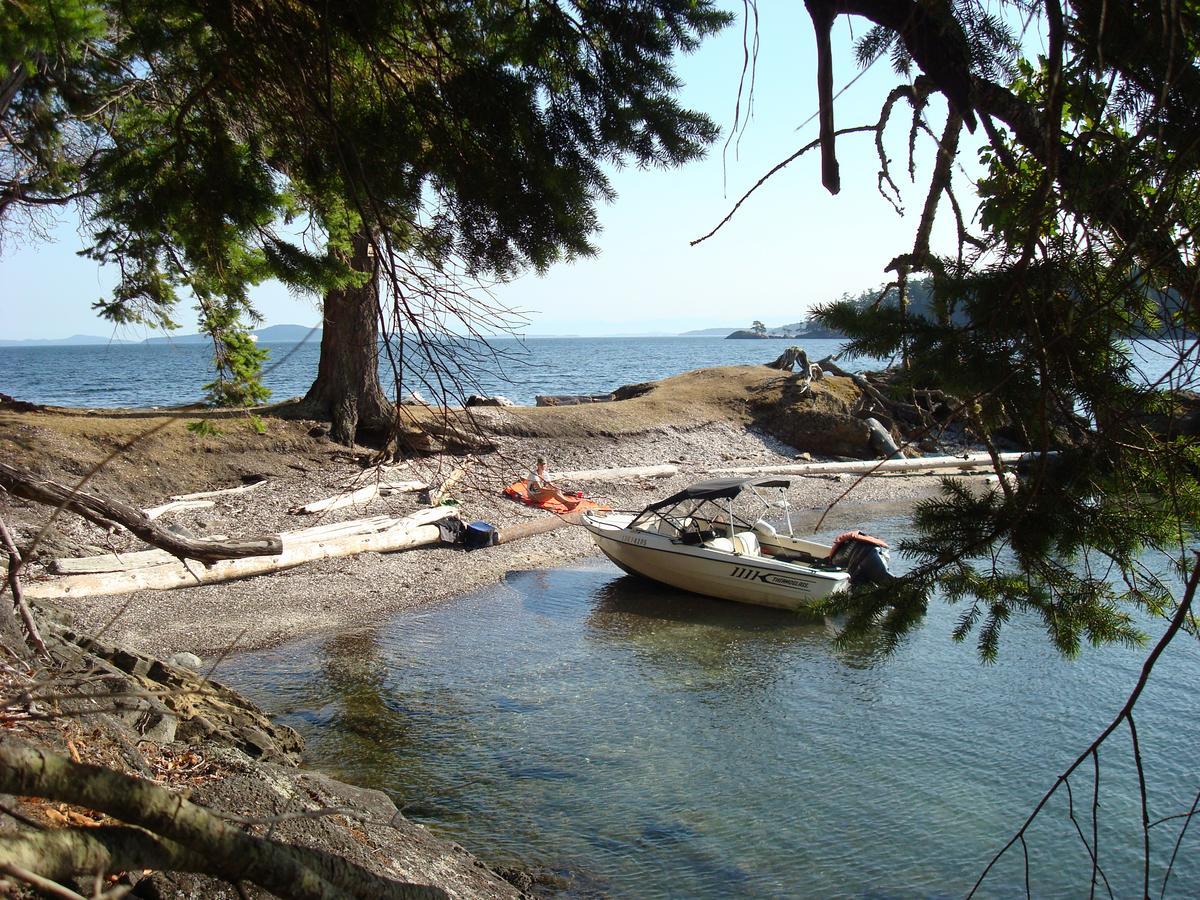 Sticks And Stones Cottage-Arbutus Grove Montague Harbour 外观 照片