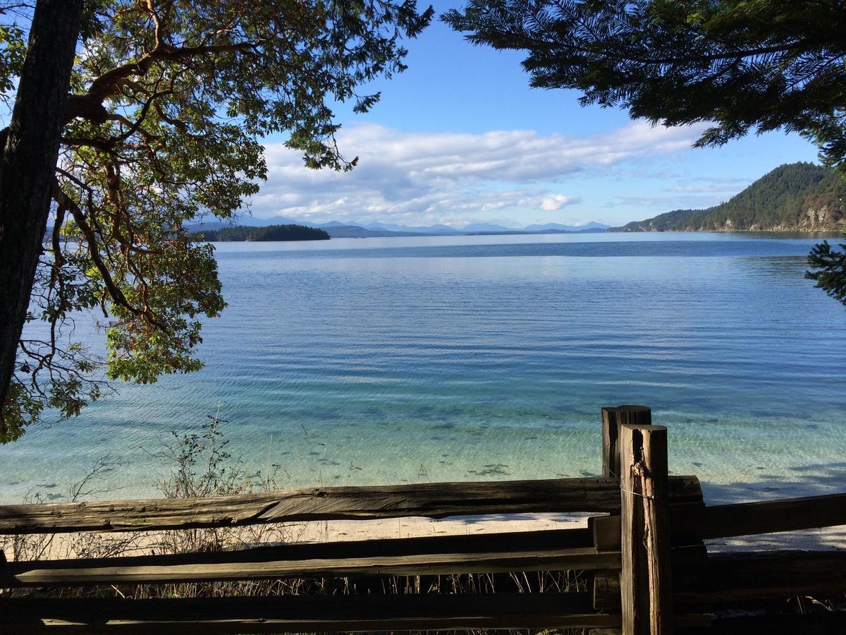 Sticks And Stones Cottage-Arbutus Grove Montague Harbour 外观 照片